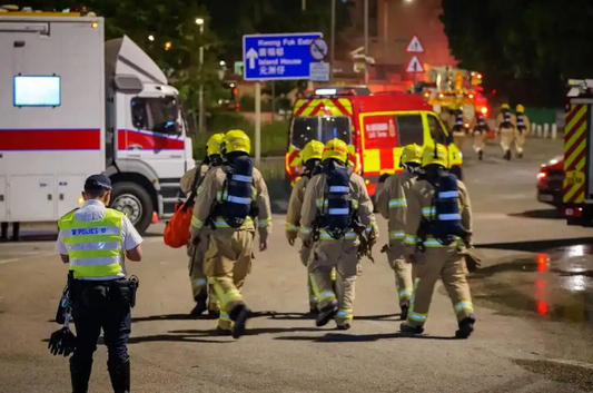 壹夜過去，44人遇難 3人被捕 香港大埔火災，超度亡靈法事與人間溫情